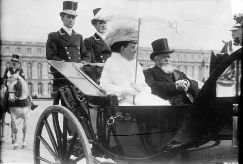 Koningin Wilhelmina in de koets, met de Franse president Fallieres.